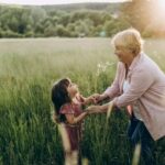 Les petits-enfants proches de leurs grands-parents reçoivent souvent trois éléments essentiels.