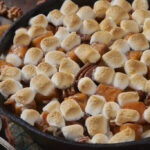 Recette de gratin de patates douces avec noix et guimauves pour un plat d&rsquo;accompagnement.