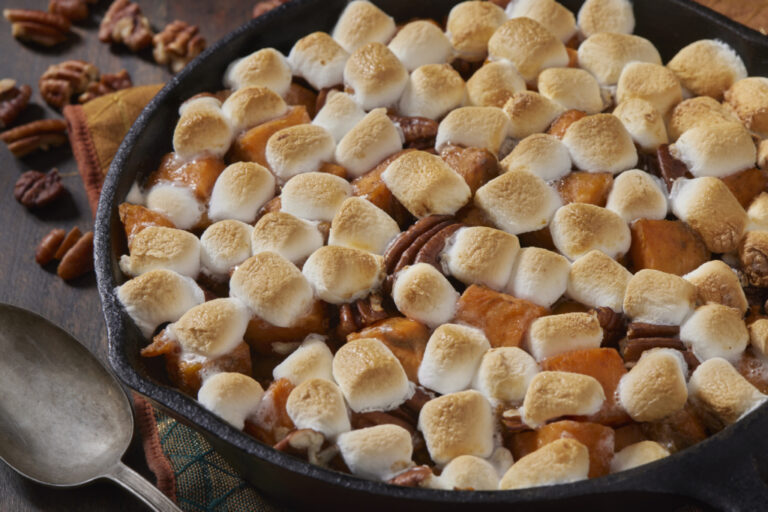 Recette de gratin de patates douces avec noix et guimauves pour un plat d’accompagnement.
