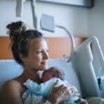 Greffe d’utérus : une naissance en France soulève de nouvelles perspectives pour la maternité.