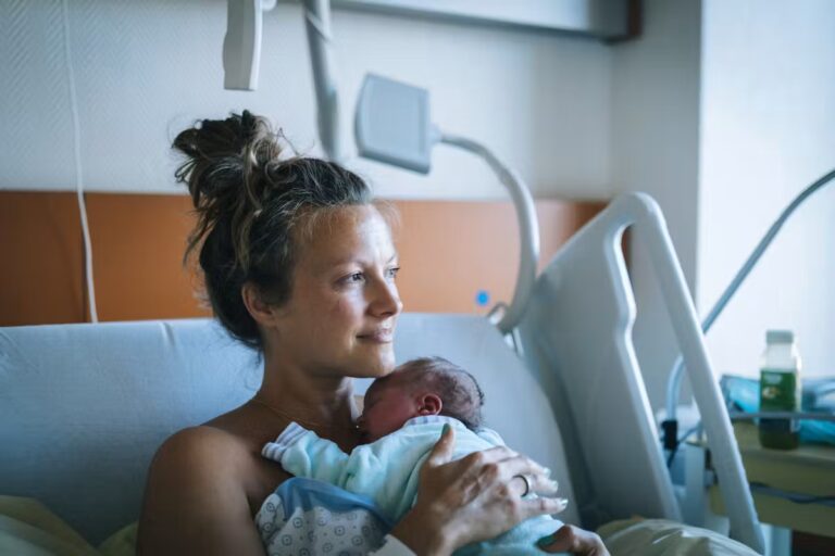 Greffe d’utérus : une naissance en France soulève de nouvelles perspectives pour la maternité.