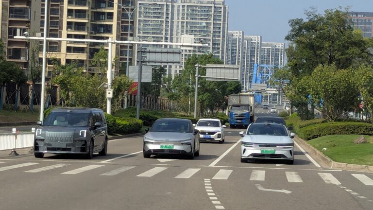 Hainan interdit la vente de voitures thermiques, visant une transition vers l’électrique.