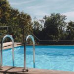 Coût d’installation et d’entretien d’une piscine dans un jardin en France : analyse détaillée