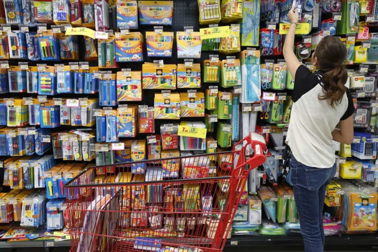 Fournitures scolaires : hausse des prix en France, conseils pour réduire les dépenses.