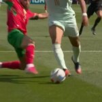 Contrôle VAR : L&rsquo;arbitre a commis une erreur sur le penalty accordé à Mbappé.