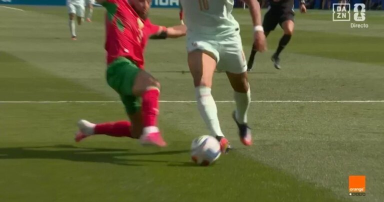 Contrôle VAR : L’arbitre a commis une erreur sur le penalty accordé à Mbappé.