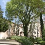 À Aix-en-Provence, un hôtel historique de Louis XIV mis en vente pour un prix élevé.