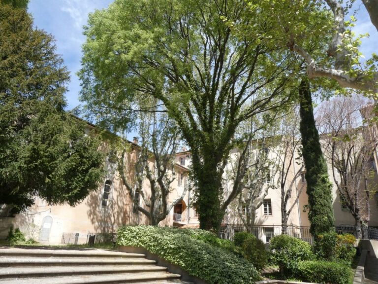 À Aix-en-Provence, un hôtel historique de Louis XIV mis en vente pour un prix élevé.