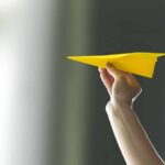 Des chercheurs japonais lâchent un avion en papier depuis 400 km d’altitude, résultats inattendus.