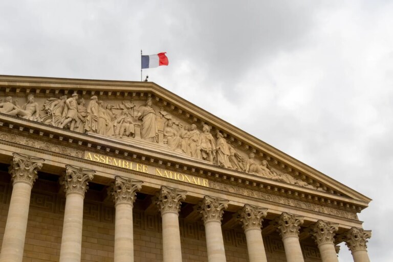 L’Assemblée nationale débat d’une loi sur la protection des enfants en France.