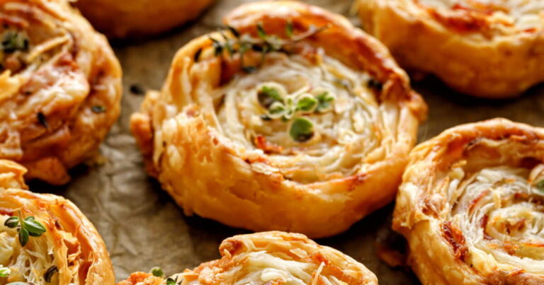 Recette de mini-quiches thon, courgette et chèvre frais pour un dîner rapide et facile.
