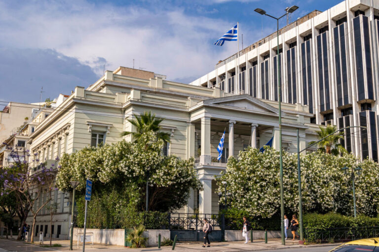 Un canular russe provoque des tensions politiques au sein du gouvernement grec à Athènes.