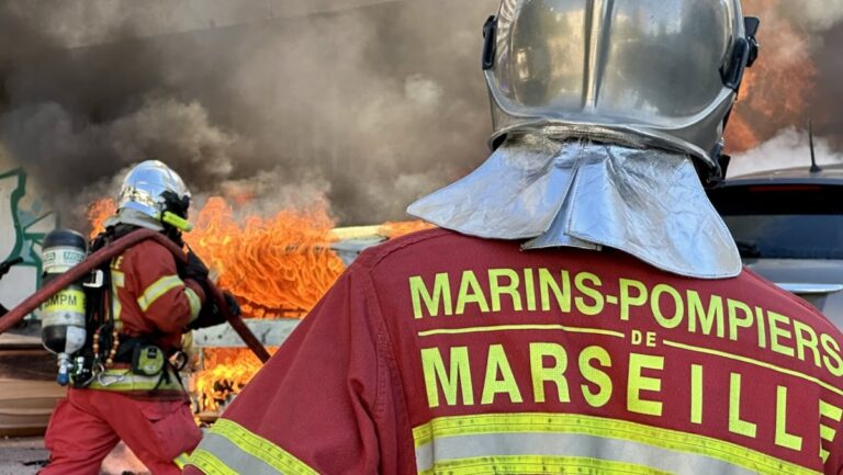 Incendie des Nouvelles Galeries : création des marins-pompiers de Marseille en réponse à la catastrophe.