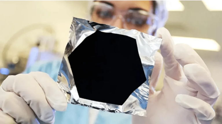 Le Vantablack rendrait les satellites invisibles aux télescopes terrestres face à la surpopulation orbitale.