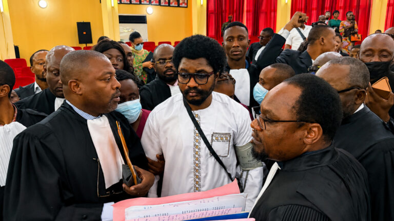 RDC : l’ex-ministre Constant Mutamba quitte son procès après des échanges tendus.