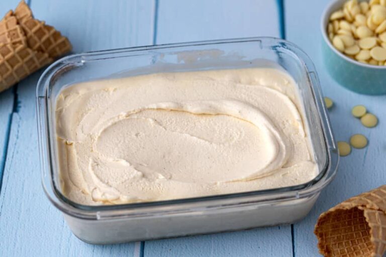 Recette de glace au chocolat blanc maison : une alternative gourmande pour l’été.