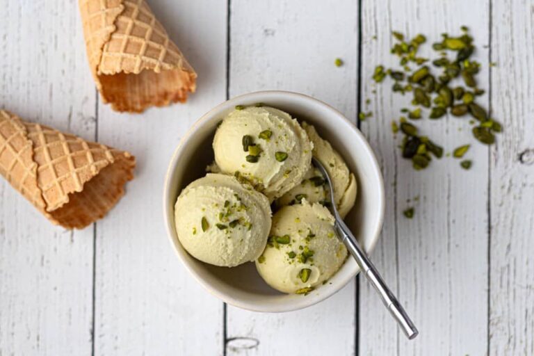 Recette de glace pistache maison : un dessert artisanal à réaliser facilement.