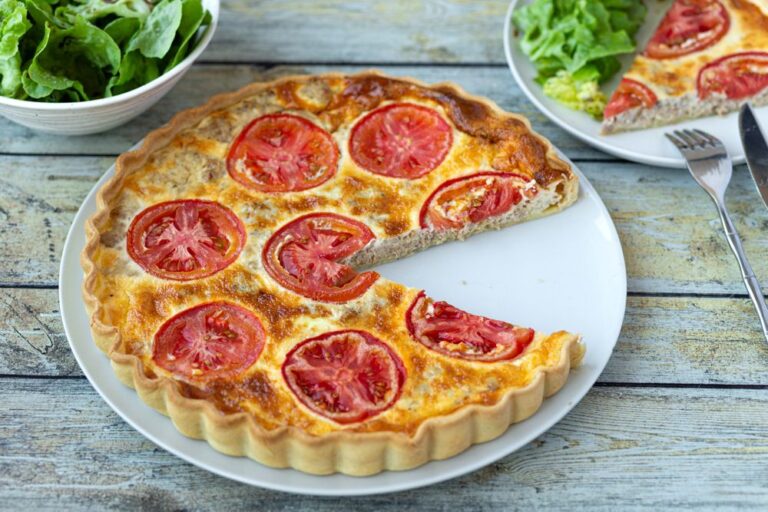 Quiche au thon et tomate : une recette simple appréciée dans les cantines scolaires françaises