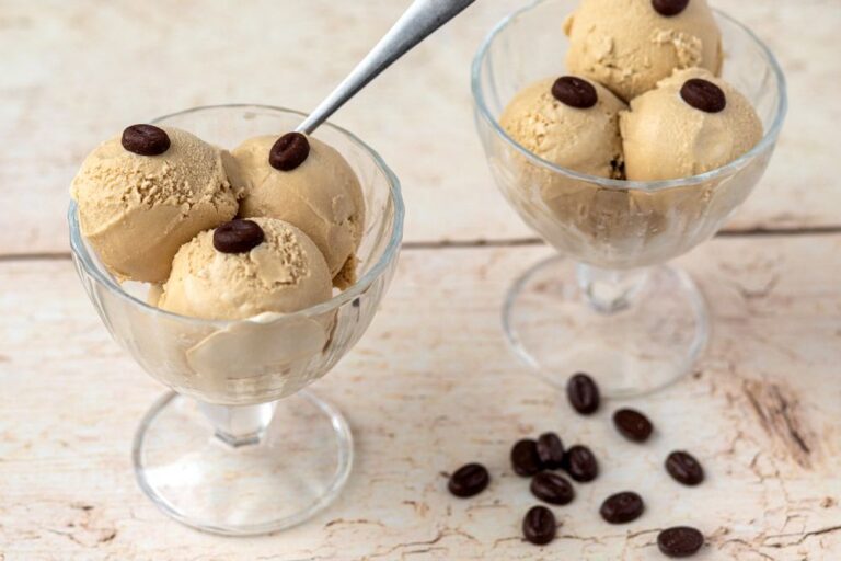La glace café devient tendance dans les cafés parisiens, attirant de nouveaux clients.
