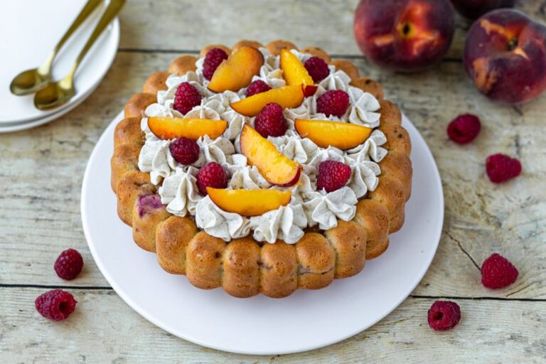 Gâteau aux pêches et framboises avec chantilly vanille : une recette traditionnelle revisité.