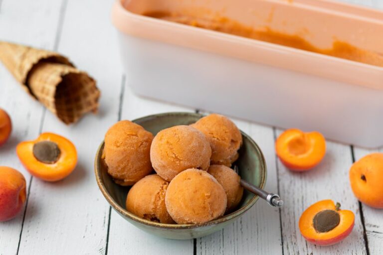 Sorbet à l’abricot maison : une recette simple et rapide pour les amateurs de desserts estivaux