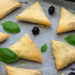 Des samoussas au poulet, feta et olives proposés par des chefs français dans les restaurants.