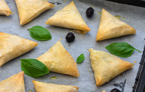 Des samoussas au poulet, feta et olives proposés par des chefs français dans les restaurants.