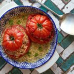 Tomates farcies au thon : une recette populaire dans la cuisine méditerranéenne.