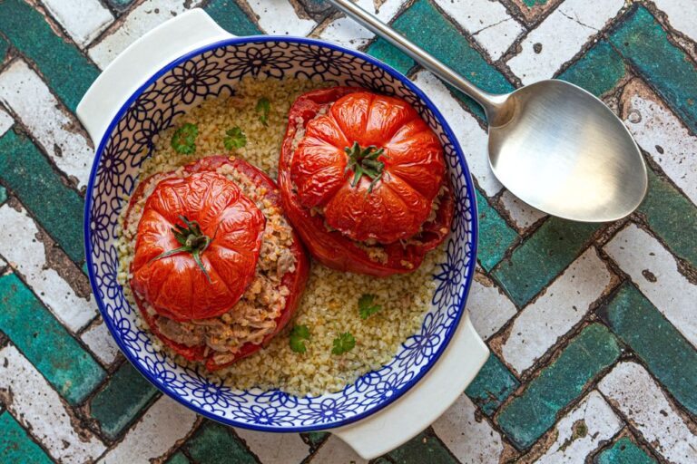 Tomates farcies au thon : une recette populaire dans la cuisine méditerranéenne.
