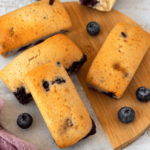 Mini cakes à la myrtille et vanille : une nouvelle recette adoptée par les pâtissiers français.