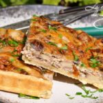 Quiche aux champignons de Paris : une recette traditionnelle de la cuisine française.