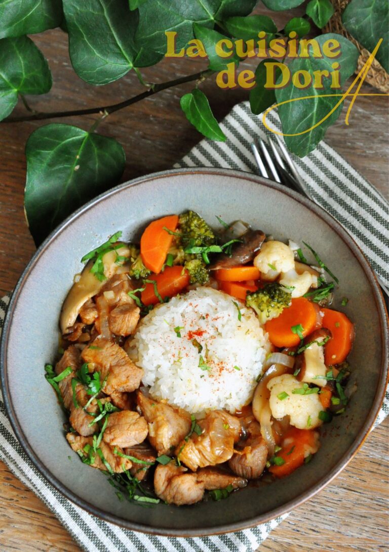 Porc mariné au Gochujang avec légumes croquants et riz gluant à l’estragon.