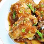 Poulet en cocotte au gingembre et herbes : une recette traditionnelle de la cuisine française.