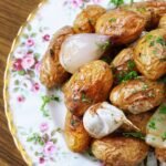 Pommes de terre Grenaille au thym et romarin : une recette traditionnelle française.