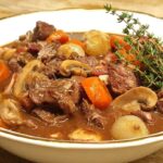 Boeuf bourguignon : une recette traditionnelle française appréciée pour sa richesse en saveurs.