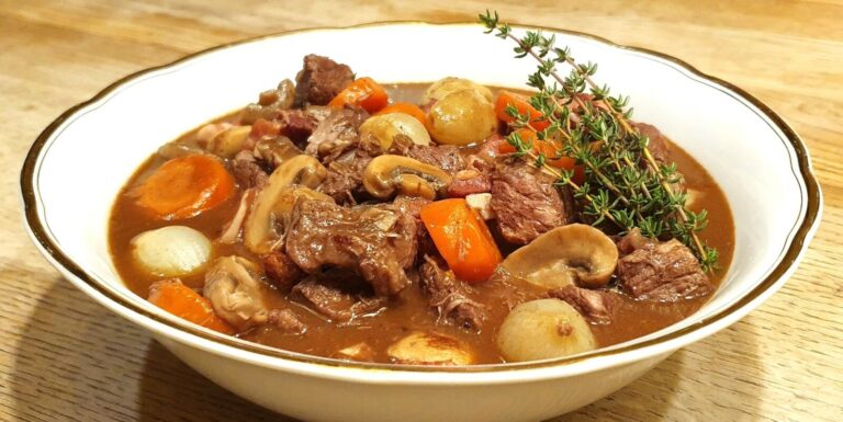 Boeuf bourguignon : une recette traditionnelle française appréciée pour sa richesse en saveurs.