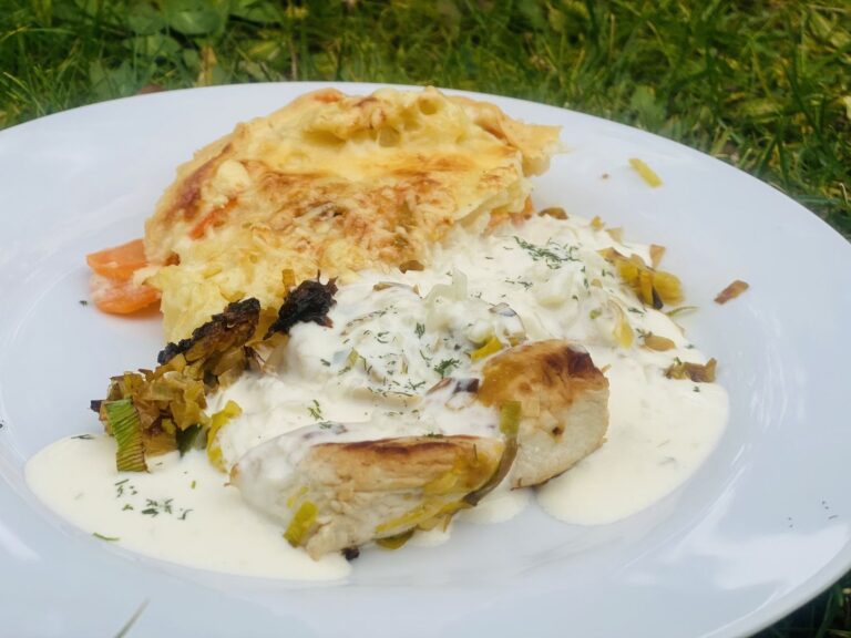 Filets de poulet au cognac et gratin de chou-rave : une recette française traditionnelle revisitée.