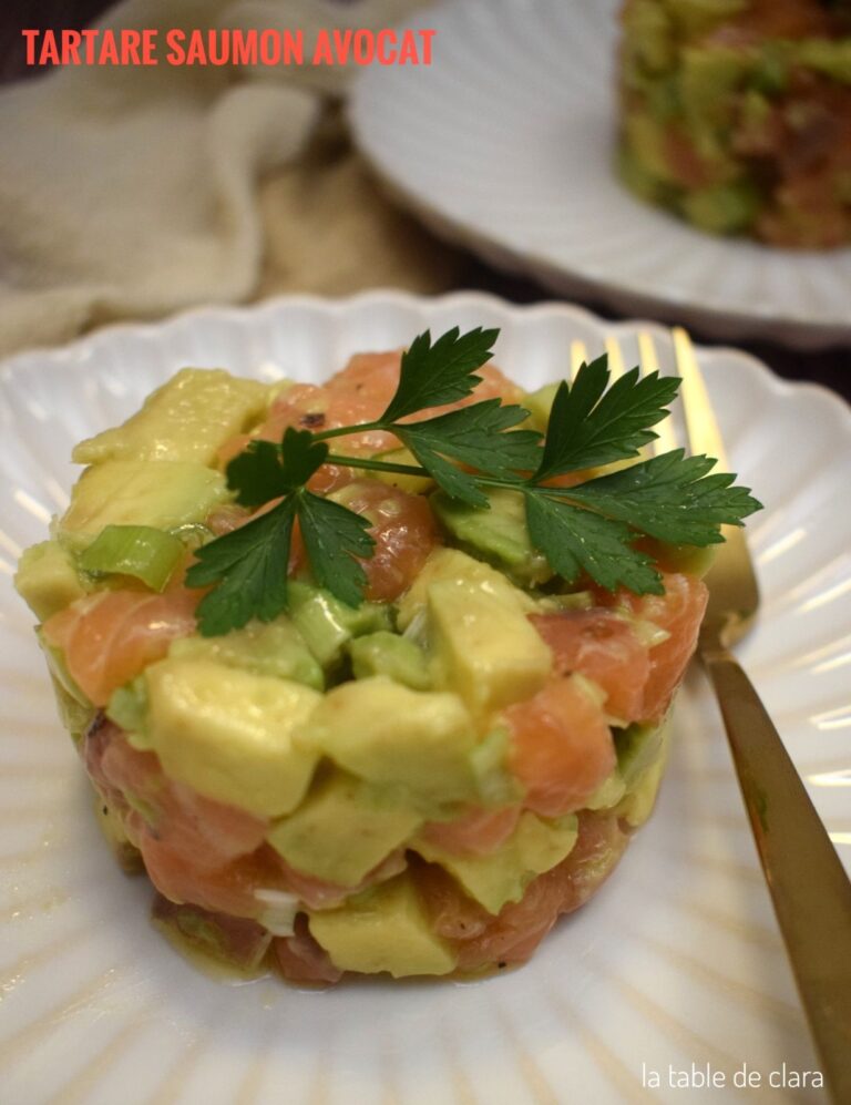 Tartare de saumon et avocat : une recette simple appréciée par les chefs culinaires.