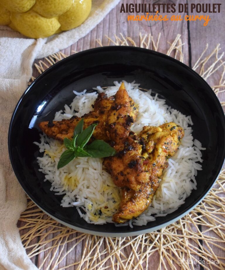 Aiguillettes de poulet marinées au curry : une recette populaire dans la cuisine française.