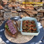 Rôti de magret de canard accompagné de tomates provençales en cuisine française.