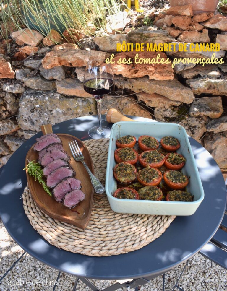 Rôti de magret de canard accompagné de tomates provençales en cuisine française.