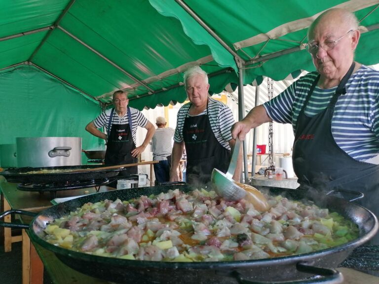 Concours gastronomique de marmitako à Saint-Jean-de-Luz avec six équipes participantes