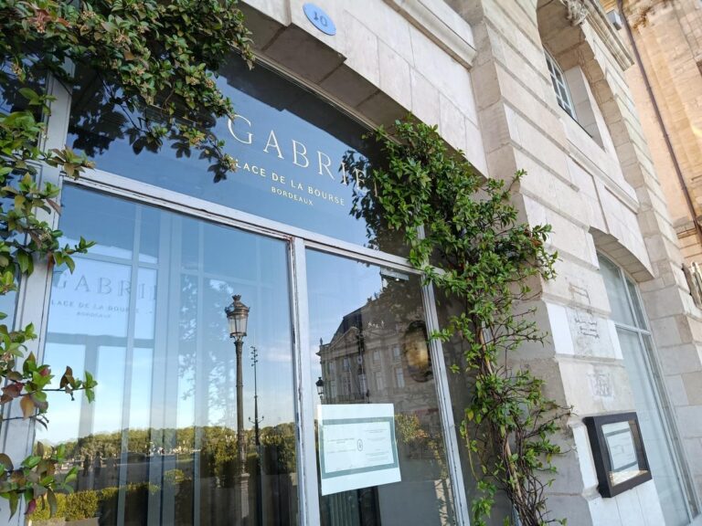 Fermeture définitive du restaurant étoilé Le Gabriel à Bordeaux, tensions sur son avenir.