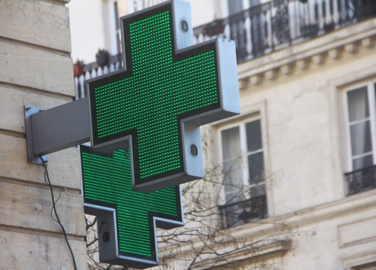 Pharmacien de Marseille sanctionné pour participation à une fraude massive.