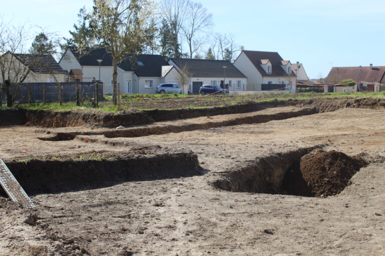 Nouvelle fouille archéologique dans le centre-ville de Gidy menée par des chercheurs locaux.
