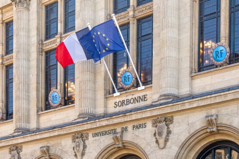L’université française refuse d’augmenter les frais d’inscription pour les étudiants étrangers.
