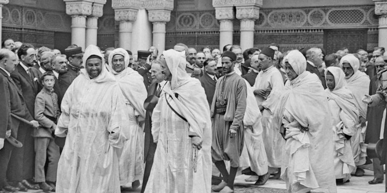 La mosquée de Paris célèbre son centenaire avec des activités culturelles et éducatives.