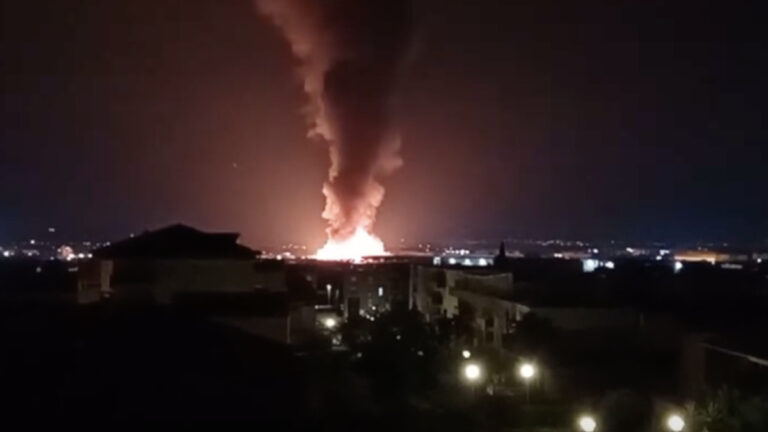 Incendie d’entrepôt à Vitrolles : intervention des pompiers dans la zone industrielle des Estroublans.
