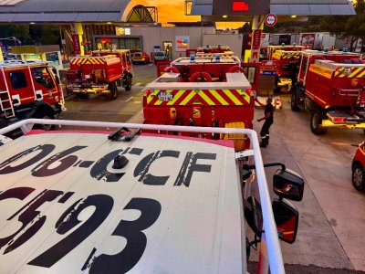 Incendies dans le Sud de la France : les sapeurs-pompiers luttent contre des feux de forêt.