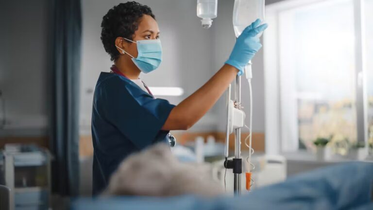 Réveillé du coma, un patient souhaite des soins, mais les médecins s’y opposent.